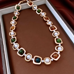 Vue détaillée du collier vintage avec perles et pierres dans son écrin à bijoux