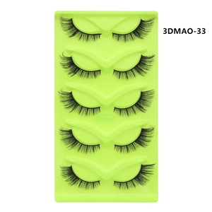 Detailed close-up of 5 pairs of 3D cat-eye false eyelashes on a green tray, model 3DMAO-33