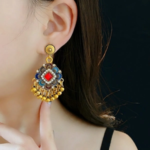 Boucles d'oreilles vintage en fleurs dorées avec émail bleu et gemmes rouges pour femme