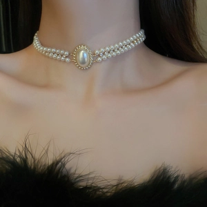 Détail du collier de perles multicouches avec pendentif ovale orné de strass
