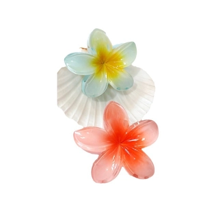 Pinces à cheveux Plumeria de 8 cm en résine dégradée sur un support coquillage