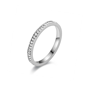 Élégante bague en acier titane argenté ornée d'une rangée de zircons pavés étincelants.
