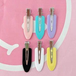 Vue à plat de six pinces à cheveux sans trace aux couleurs macaron rose, bleu et jaune
