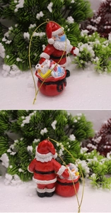 Vues détaillées du père Noël en résine portant un masque et un sac de fournitures d'hygiène