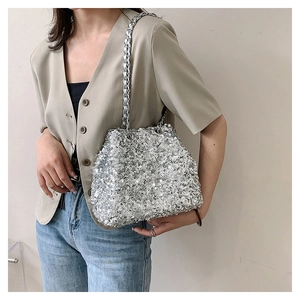 Silberne Pailletten-Beuteltasche mit Kettenriemen auf beigem Blazer für modisches Styling