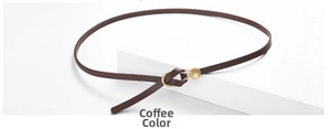 Detailansicht eines kaffeebraunen dünnen Taillengürtels aus Leder mit Goldschnalle