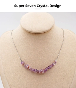 Detail von unregelmäßigen violetten Super-Seven-Kristallen an einer silbernen Kette