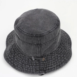 Vista dettagliata del cappello da pescatore in denim lavato con cuciture e occhielli