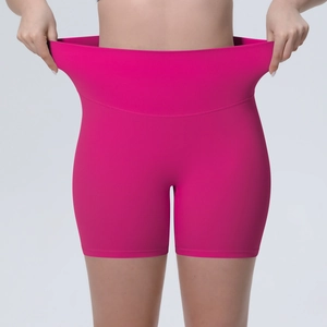 Gros plan sur le short de yoga taille haute montrant l'élasticité du tissu extensible