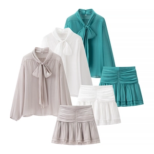 Damen Set aus Satin-Hemd mit Schleife und kurzem Stufenrock in Grau, Weiß und Blaugrün