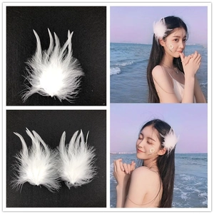 Elegante paio di fermagli per capelli con piume bianche, accessori in stile fata soffice