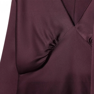 Elegantes weinrotes Satin-Kleid mit V-Ausschnitt und edlen seitlichen Drapierungen
