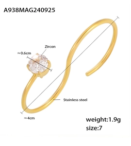 Detail view of gold S-shaped double-finger ring with 3A zircon and size measurements