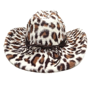 Détail du chapeau de cowboy léopard avec bande en cuir cloutée et texture velours