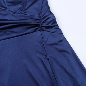 Détails des drapés à la taille et de la fente haute sur cette robe de soirée en satin bleu