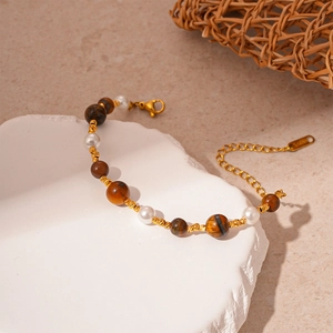 Détail du bracelet en œil de tigre et perles avec fermoir plaqué or élégant