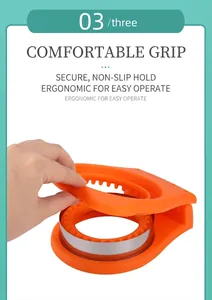 Gros plan sur la poignée ergonomique du moule coupe-sandwich orange pour le pain