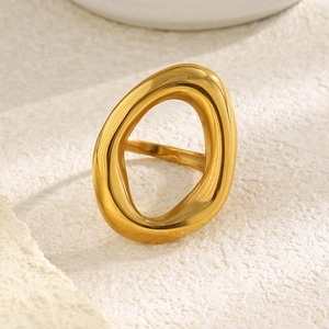 Vue détaillée d'une bague géométrique ajourée plaquée or 18K avec une finition polie