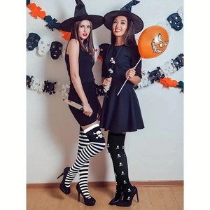 Disfraz de bruja de Halloween con calcetines de calavera sobre la rodilla y sombrero