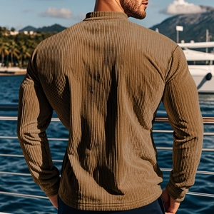 Rückansicht des khakifarbenen Cord-Henley-Shirts für Herren am sonnigen Hafen