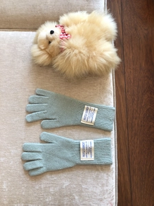 Primer plano de guantes de punto de lana azul claro con etiqueta de prenda vintage