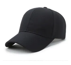Détail de la casquette baseball noire en sergé avec plaque métallique de mode