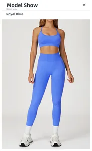Vue détaillée de l'ensemble de yoga bleu roi avec brassière et legging taille haute