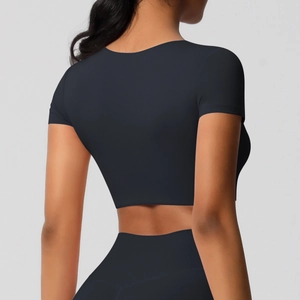 Vue arrière d'un ensemble crop top à manches courtes et legging taille haute sans couture gris