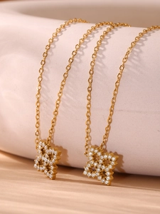 Detail von 18k vergoldeten Edelstahlketten mit funkelnden 5A Zirkonia-Anhängern