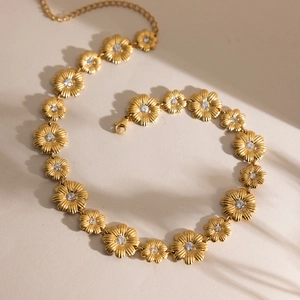Makroaufnahme einer 18K Gold Gänseblümchen-Kette mit Zirkonia und Karabinerverschluss