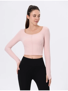 Nahaufnahme des rosa gerippten Yoga Crop Tops mit Daumenlöchern und eckigem Ausschnitt
