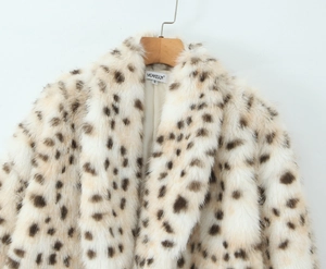 Nahaufnahme der Leoparden-Kunstpelzjacke mit Reverskragen und weicher Plüsch-Textur im Detail