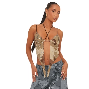 Haut court licou camouflage sexy avec bretelles croisées et découpe frontale