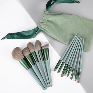 Dettaglio del set di 13 pennelli trucco verde menta con setole sfumate e astuccio in velluto