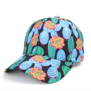Detail der Baseballkappe mit lebendigem tropischem Kaktus- und Sukkulenten-Blumenmuster