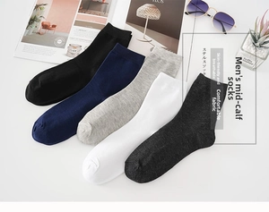 Cinque paia di calze da uomo in cotone in colori neutri con accessori di lifestyle