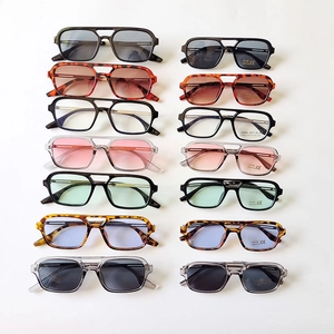 Lunettes de soleil carrées à monture épaisse et verres colorés avec protection UV400