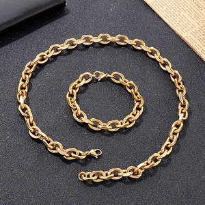 Detailansicht von goldenem Edelstahl-Halsketten- und Armbandset mit Karabinerverschluss