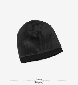 Detailansicht des weichen Fleece-Futters und Ripprandes einer schwarzen Winter-Strickmütze