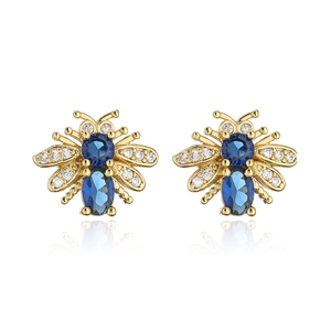 Dettaglio macro degli orecchini ad ape dorati con cristalli blu e zirconi chiari