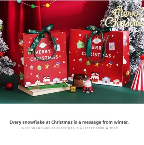 Détail de sacs cadeaux de Noël rouges en papier avec anses en satin vert et illustrations