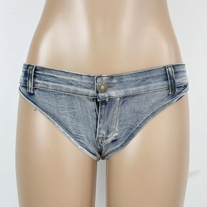 Vorderansicht der elastischen Denim-Mini-Shorts mit Fransensaum auf einer Schaufensterpuppe