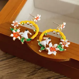 Boucles d'oreilles vintage en émail avec motif lapin et fleurs ornées de strass