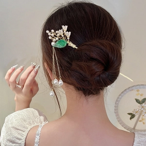 Detailansicht der Maiglöckchen-Haarnadel mit weißen Blüten und Perlenquasten