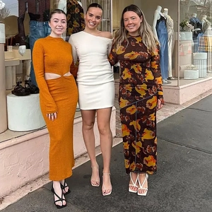 Femmes présentant des robes en mesh imprimé et des jupes longues fendues au style urbain chic