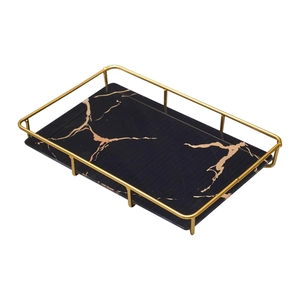 Bandeja de baño moderna de mármol negro con elegante marco de metal dorado