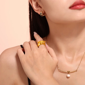 Fashionable geometric 18k gold plated stainless steel ring set worn by a female model