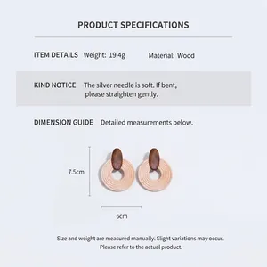 Vue détaillée des créoles géométriques en bois avec spécifications de taille et tiges argent