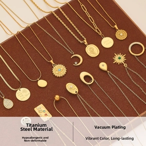 Vue détaillée des colliers en acier titane plaqués or 18k avec divers pendentifs