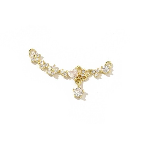 Détail d'un connecteur papillon doré serti de zircons cubiques pour bijoux DIY